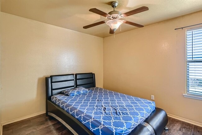 Building Photo - 1629 Kings Glen Ln