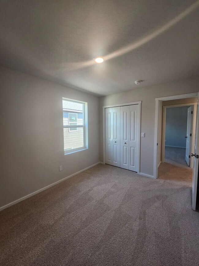 Building Photo - Brand New Construction! 4 bed/2.5 ba Townh...