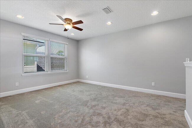 Building Photo - 1021 Seaside Dr N