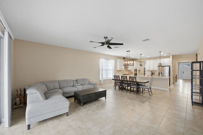 Building Photo - Resort Style Amenities near Gulf Beaches