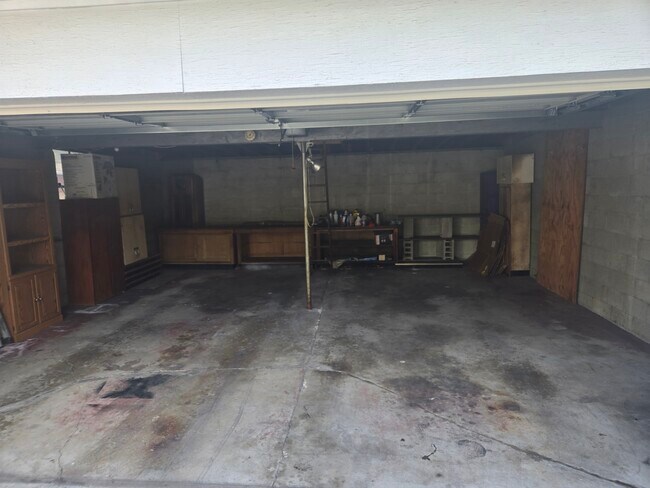 Building Photo - 835 E Edwards Ave