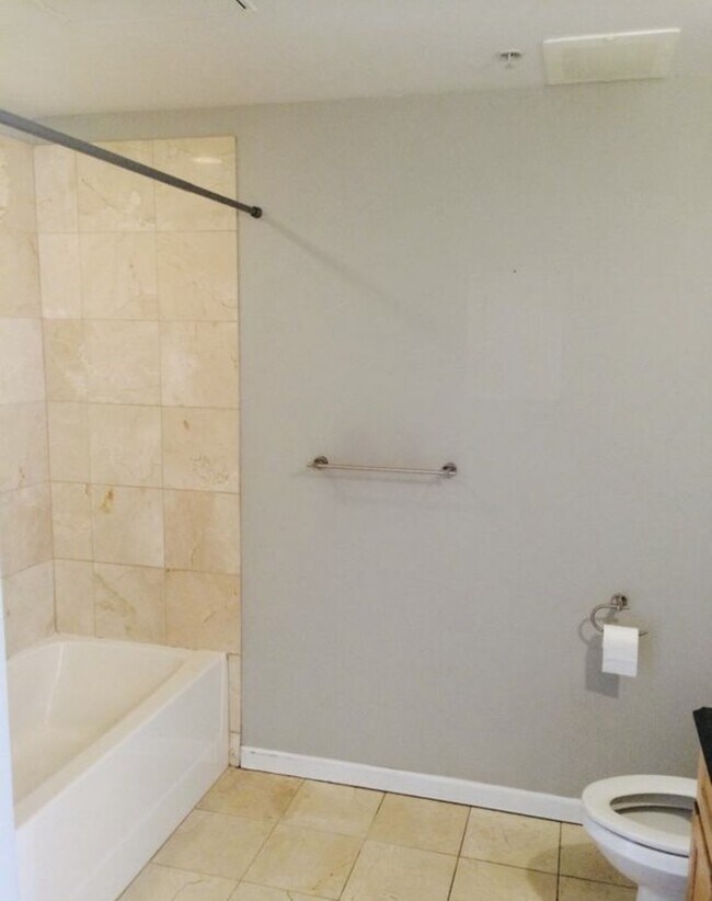 Building Photo - "Chic Urban Retreat: Stylish 1-Bed Condo with Hardwood Floors in the Heart of Denver!"