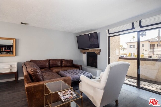 Building Photo - 12119 Rochester Ave