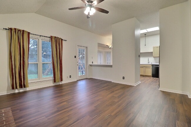 Building Photo - Move-In Ready 3-Bedroom with Included Washer/Dryer and Refrigerator in Northwest San Antonio.