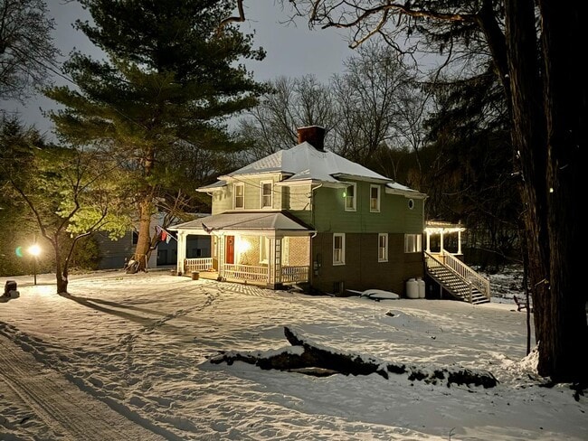 Building Photo - Riverfront home in a quiet spot, 3 acres, ...