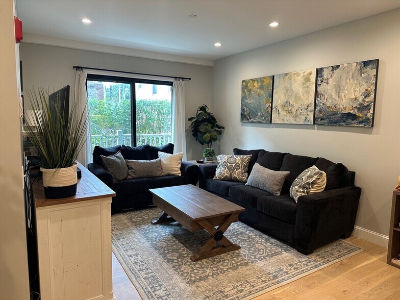 Building Photo - 56 Winship St