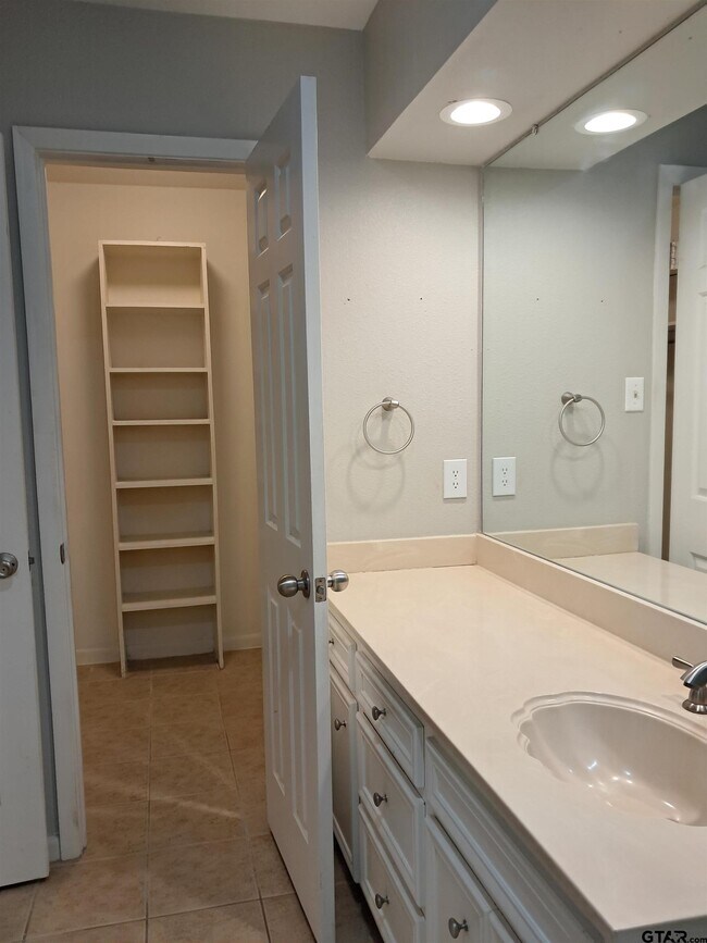 Building Photo - 704 Becky Dr