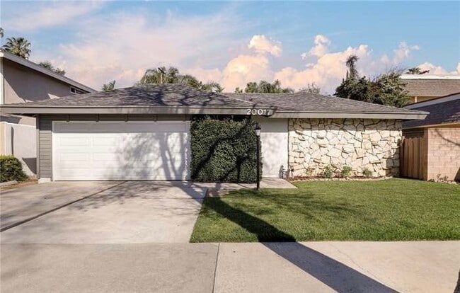 Building Photo - 20017 Hemmingway St