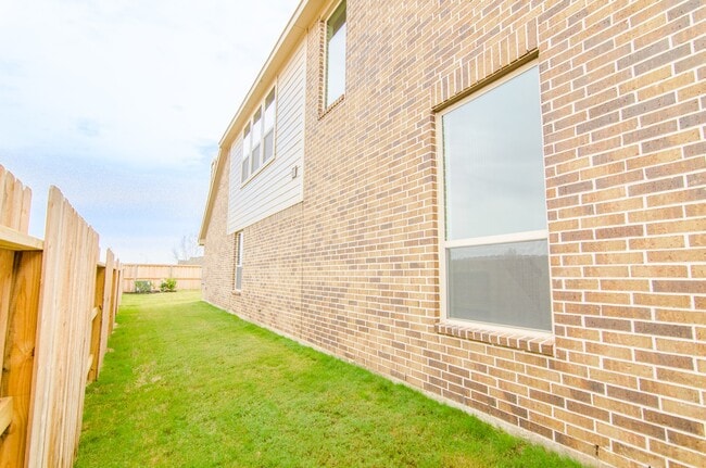 Building Photo - 18122 Glenlyon Dr