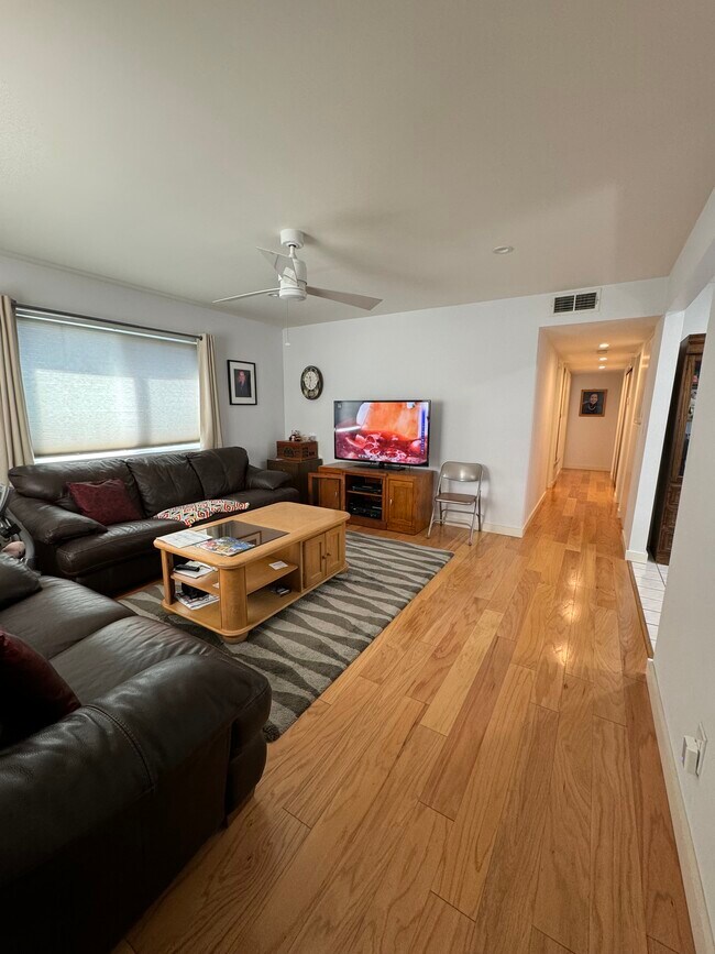 LivingRoom a - 3017 Chaucer St