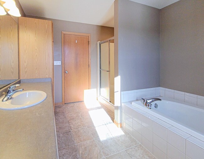 Building Photo - 1805 Deer Path