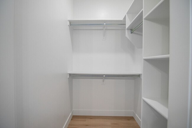 Building Photo - Spacious 3-Story Townhome: Inlcudes 2-Car Garage