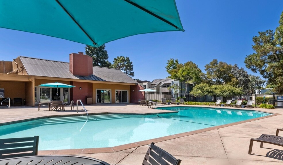 Resort-style swimming pool - Laurel Crossing Apartment Homes