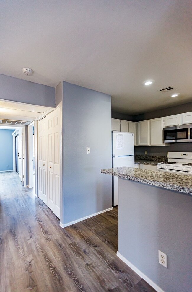 Building Photo - Downstairs Condo with Lots of Upgrades