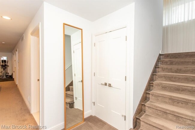 Building Photo - 25925 York Rd