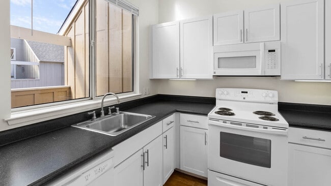 Kitchen - Riva Terra Apartments at Redwood Shores