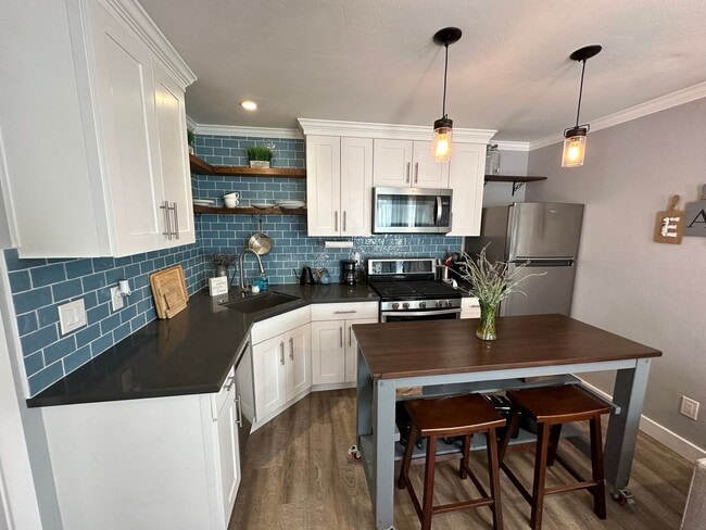 Building Photo - 1163 1/2 Park Blvd - Month to Month