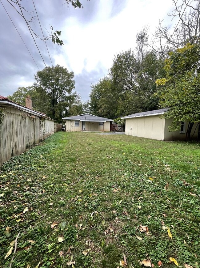 Building Photo - Charming home in a beautiful neighborhood