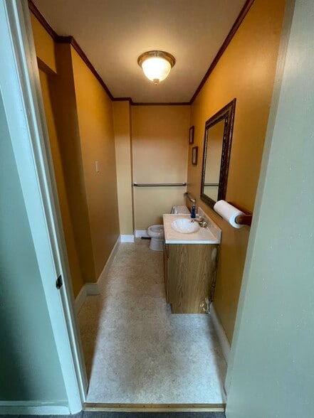 Building Photo - 122 E Main St