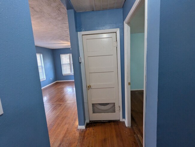 Building Photo - Central Lubbock Home