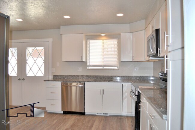 Building Photo - Main St Duplex