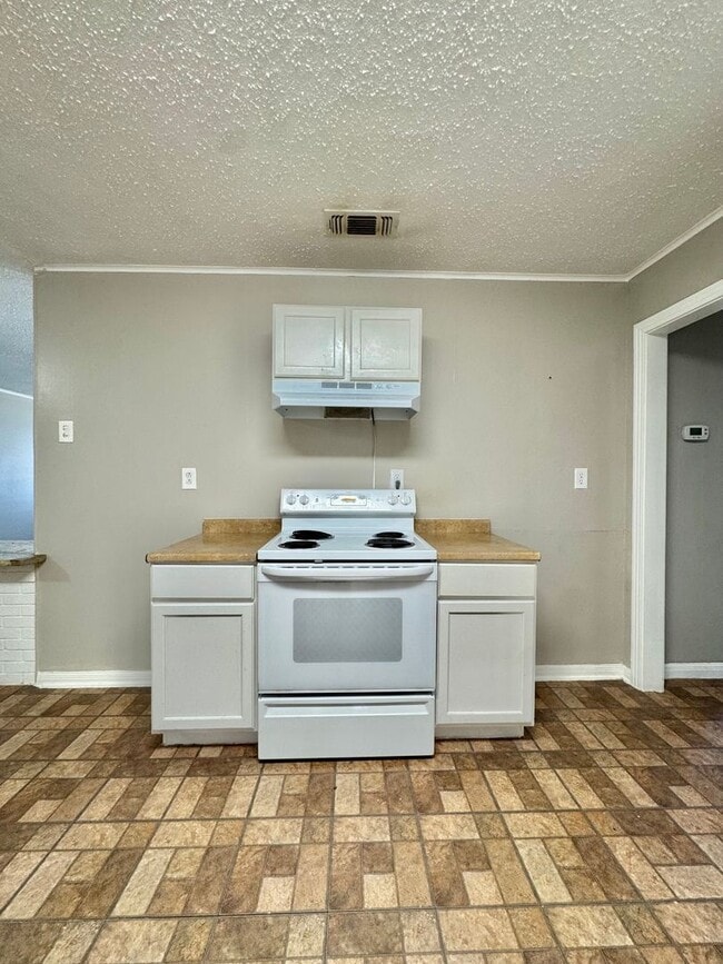 Building Photo - COMING APRIL 2026!! 2 Bedroom/1 Bathroom!!