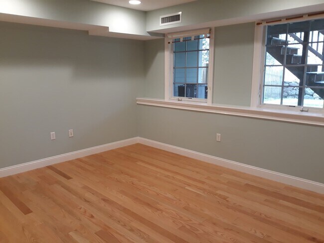 Building Photo - 344 Boylston St
