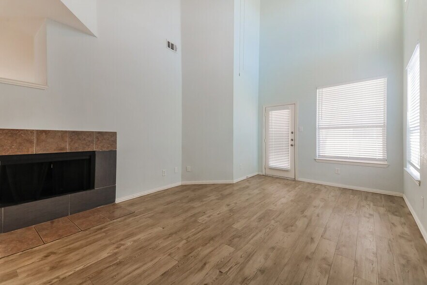 Building Photo - 9867 Walnut Hill Dr