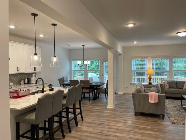 Building Photo - 632 Gilles Ln