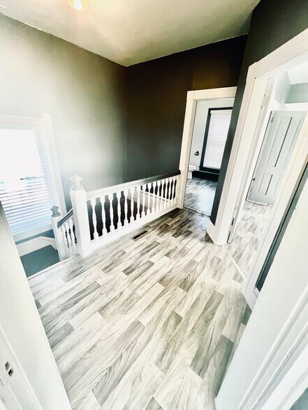 Building Photo - 1009 S Central Ave