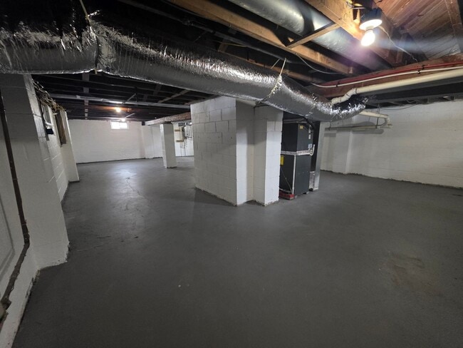 Building Photo - 8 W Chestnut Hill Rd