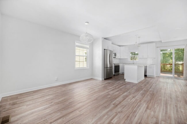 Building Photo - (Coming Soon) Renovated Home just minutes from Uptown!
