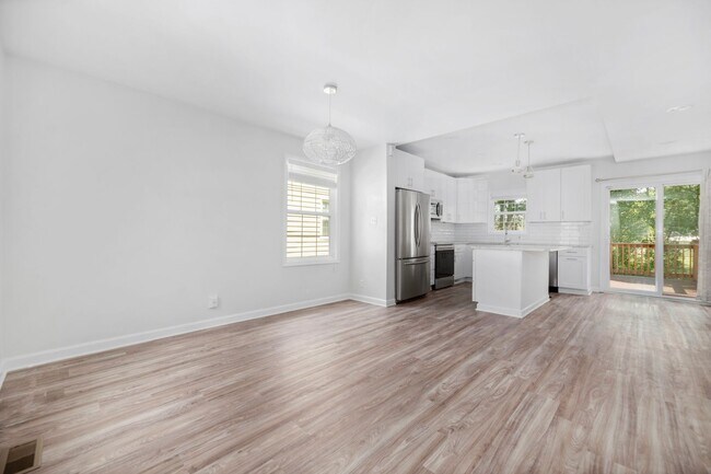 Building Photo - Renovated Home just minutes from Uptown!