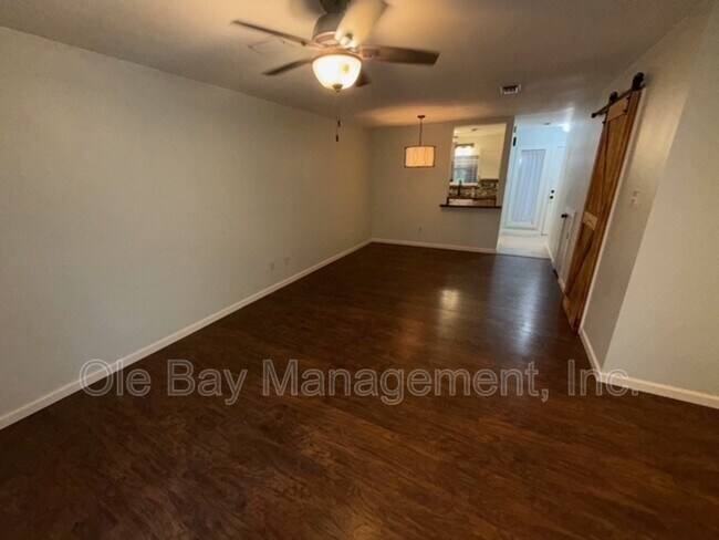 Building Photo - 6 Summer Oaks Dr
