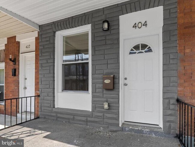 Building Photo - 404 N Robinson St