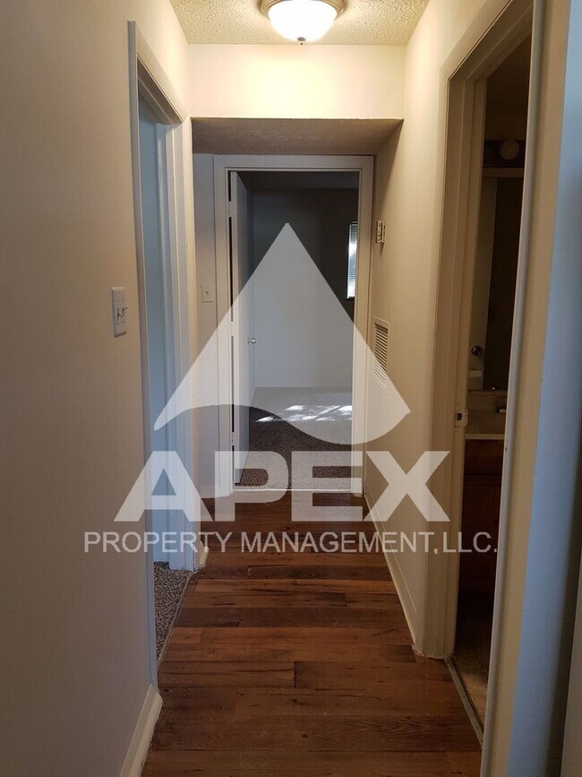 Building Photo - Spacious Ground Floor 2 Bd - 1Ba Apartment...