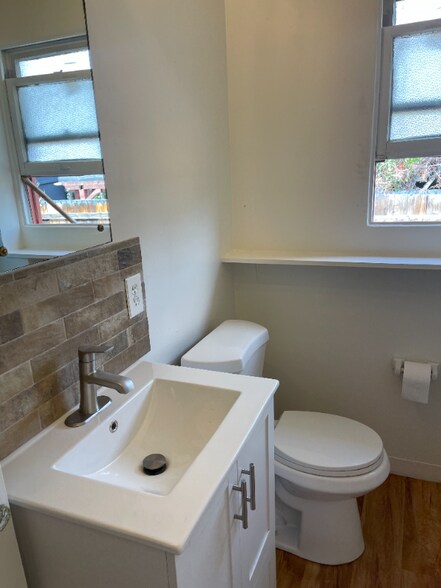 Building Photo - 612 W Plumb Ln