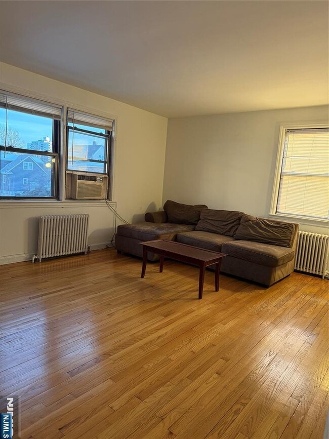 Building Photo - 418 Main St