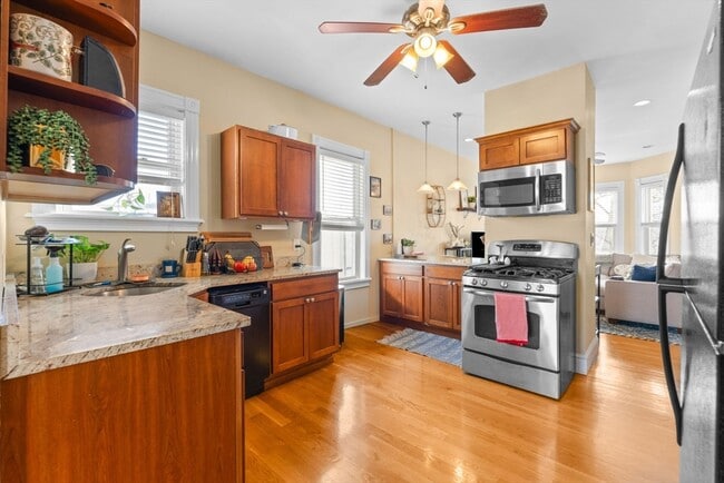 Building Photo - 470 E 6th St