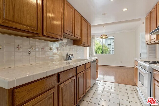 Building Photo - 1201 S Roxbury Dr