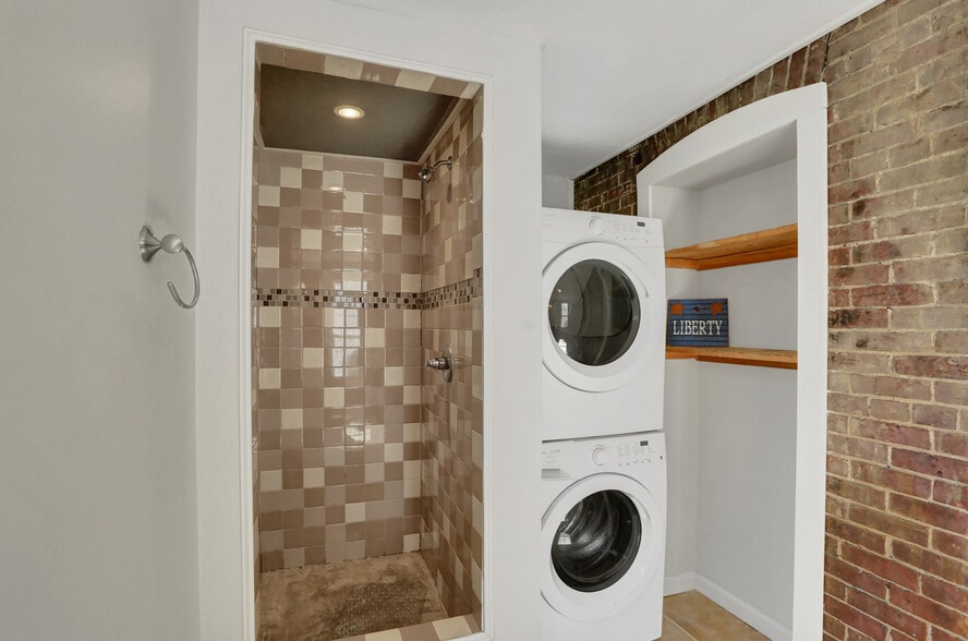 Building Photo - 605 Grace St