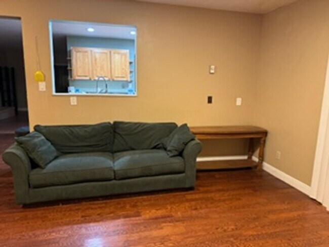 Building Photo - Spacious home