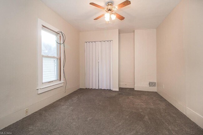 Building Photo - 653 Allyn St