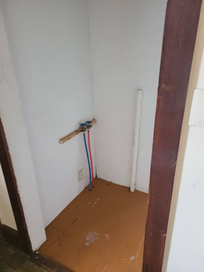 Building Photo - 5 Bed/ 2 bath house