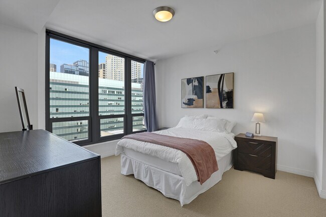 Building Photo - 565 W Quincy St