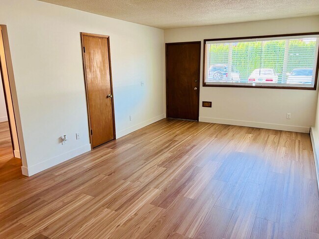 Building Photo - Classy 1950's full of vintage charm...2 be...