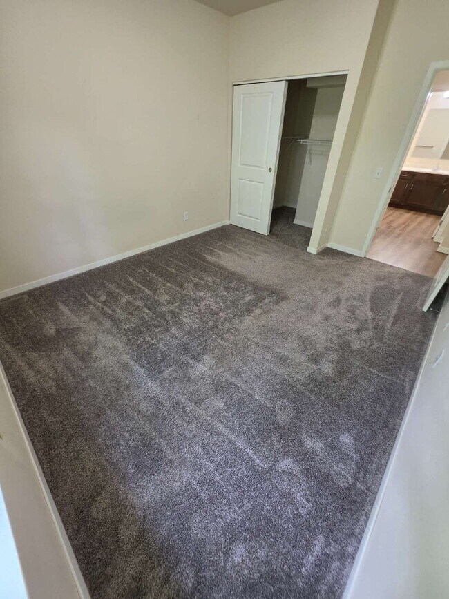 Building Photo - 2 Bedroom | 1 Bathroom 2nd Floor Apartment Available RIGHT NOW!