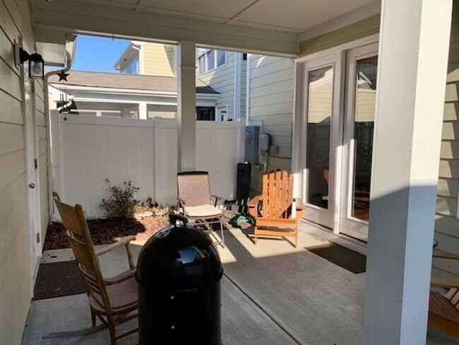 Building Photo - 130 Spring Pine Ln