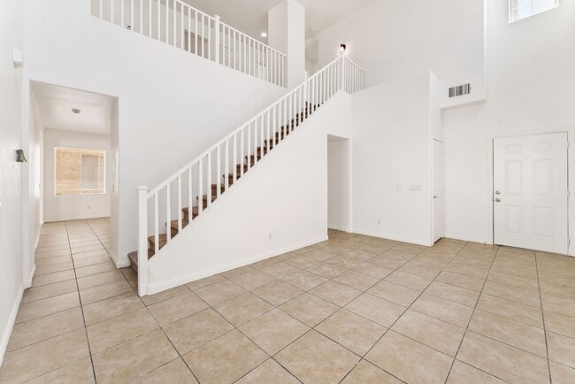 Building Photo - Cute 5 Bedroom Home with a 3 Car Garage!