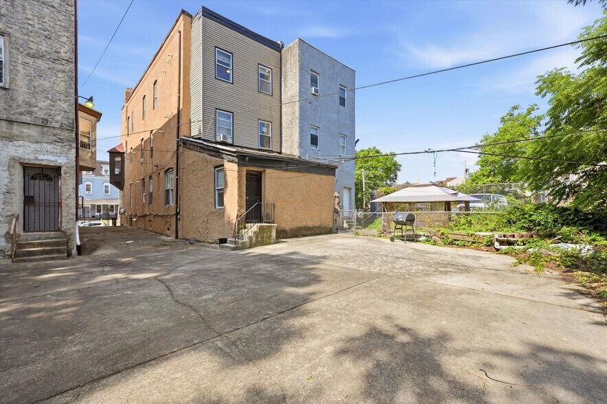 Building Photo - 1721 W Tioga St